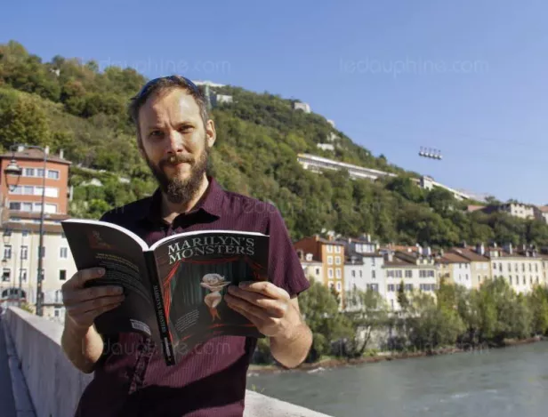tommy-redolfi-a-decide-de-representer-l-icone-quot-comme-un-logo-quot-sans-chercher-la-ressemblance-quot-des-cheveux-blonds-du-rouge-a-levres-un-grain-de-b